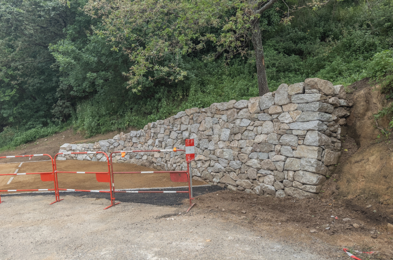Chaîne d’angle en pierre sèche du mur granit