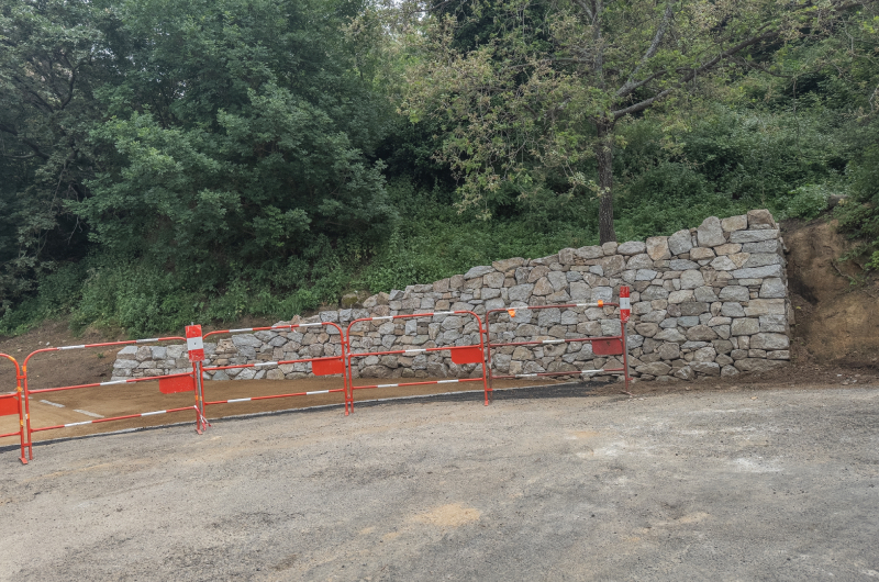 Vue d’ensemble du mur courbe intégré dans le paysage