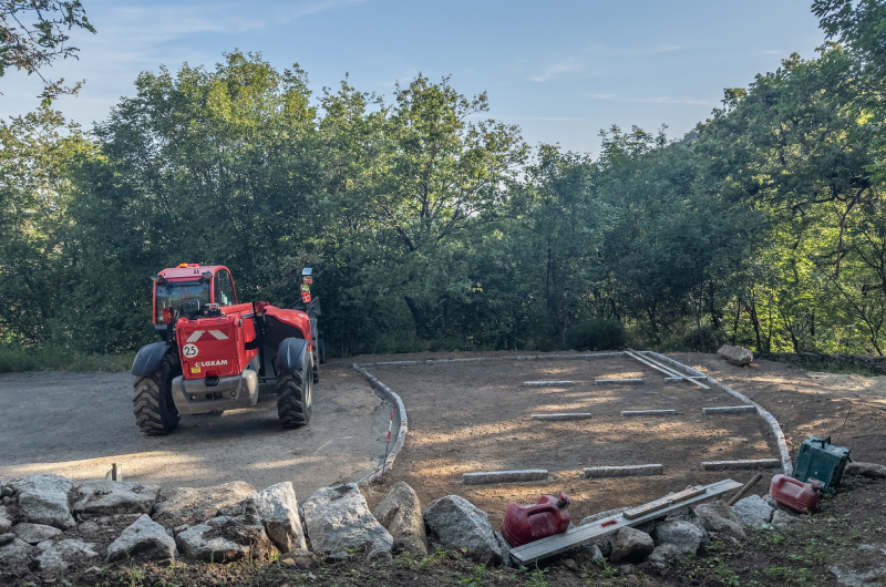 Places de parking aménagées en tuf et chaux stabilisée BTP