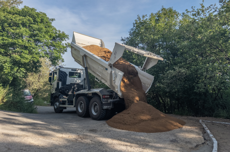 Pose manuelle des pierres pour un mur traditionnel