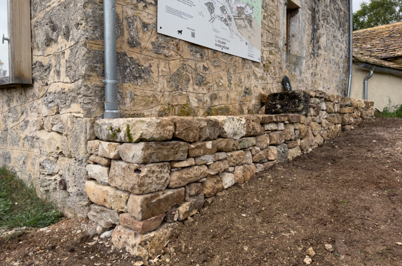 Vue en contre-plongée sur le mur de soutènement