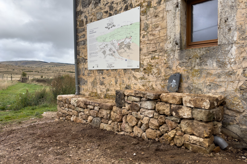 Places de parking aménagées en tuf et chaux stabilisée BTP