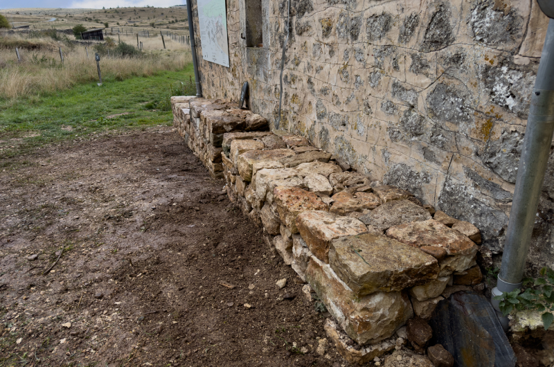 Travail artisanal de construction en pierre sèche en Balagne