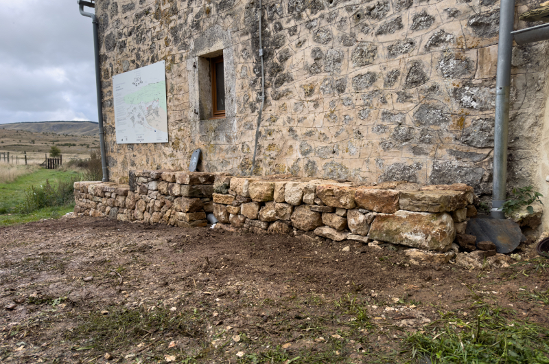 Chaîne d’angle en pierre sèche du mur granit