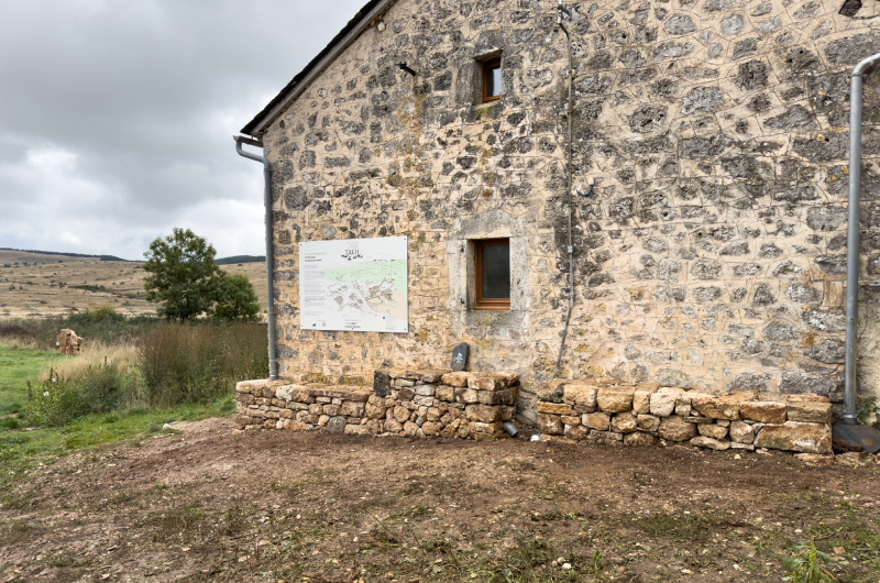 Vue d’ensemble du mur courbe intégré dans le paysage