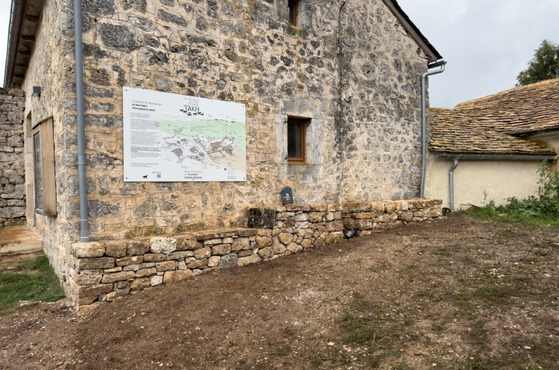 Vue d’ensemble du mur courbe intégré dans le paysage