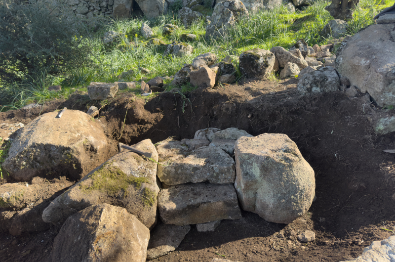 Intégration paysagère d’un escalier rustique dans le maquis corse