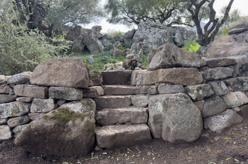 Marche d’escalier traditionnelle sur sentier restauré vers Giustiniani, Haute-Corse