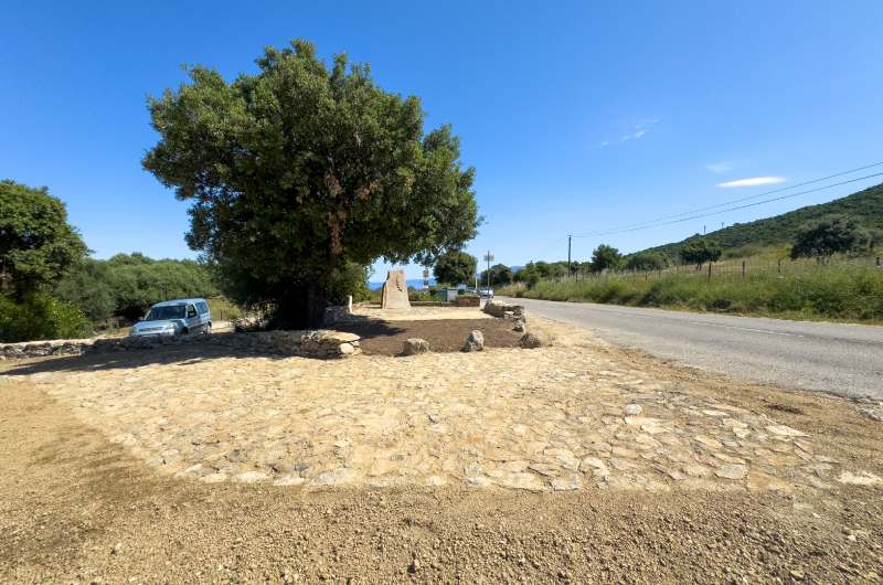 Ouvrage en pierre sèche pour accès véhicule sur piste de Saleccia, Corse