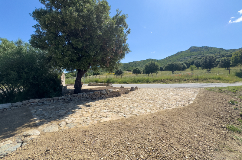 Pierre sèche Corse : dallage monument patriote histoire Dominique Vincetti