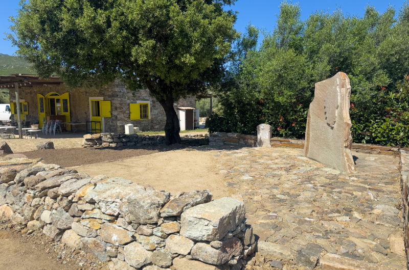 Calade en pierre sèche traditionnelle Corse aménagement devis à Casta près de la piste de Saleccia