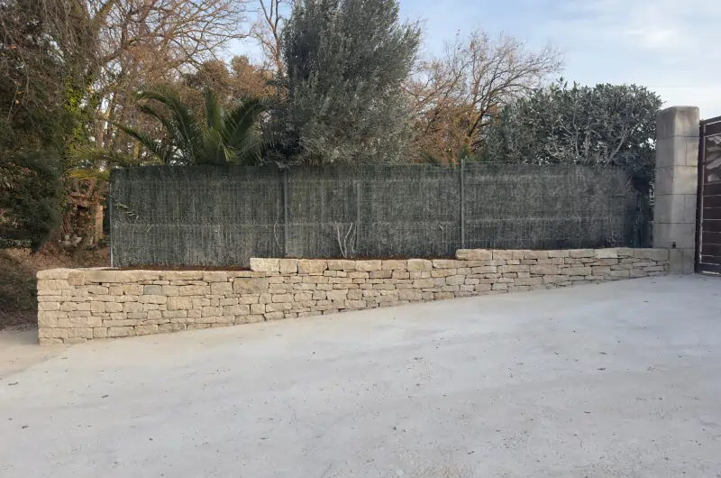 mur en pierre uzès nîmes orange gard occitanie
