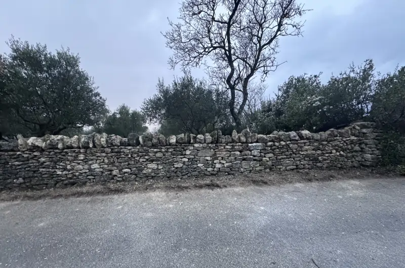mur pierre traditionnel à Uzès